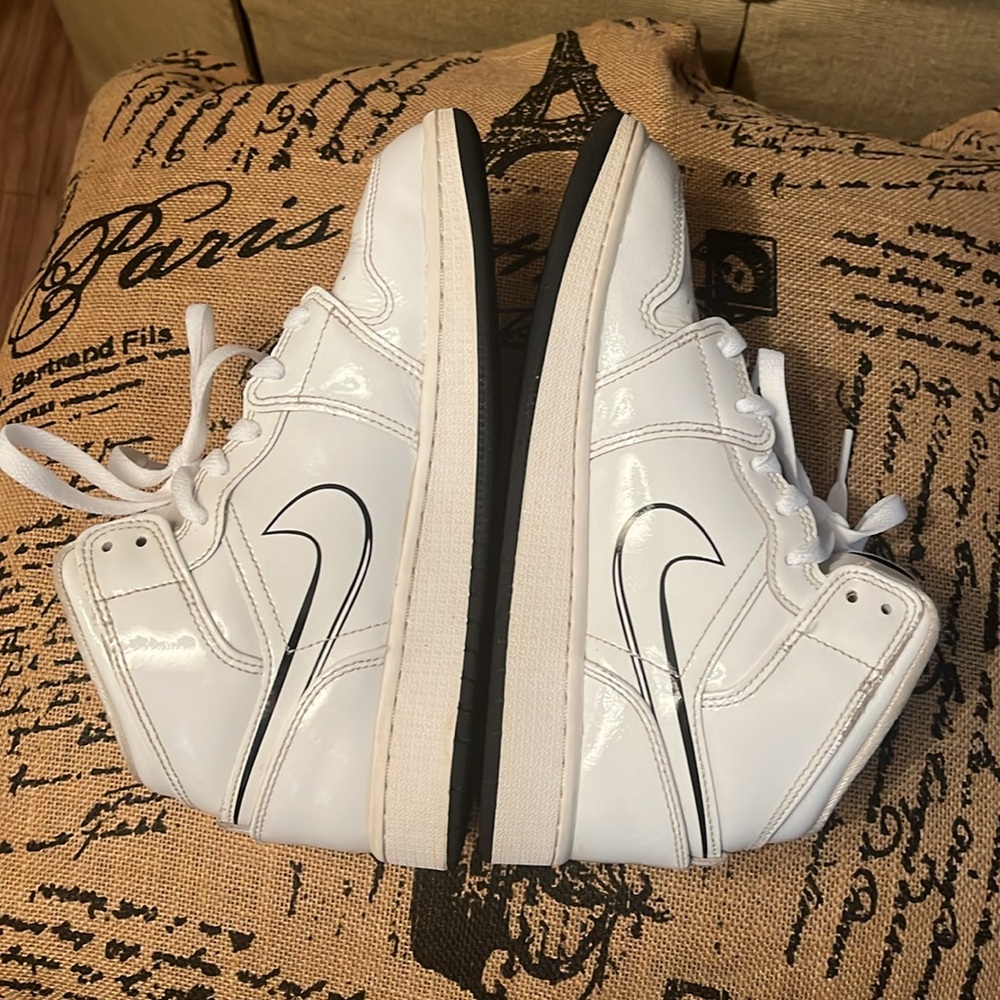 Air Jordan 1 Mid - Picture 2 of 11